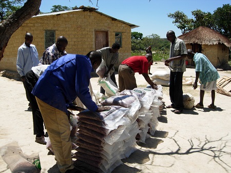 Hammer Simwinga delivers bean seed to farmers